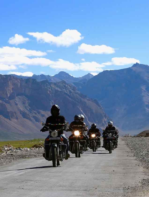 Een motorvakantietrip naar Leh en Ladakh op Royal Enfield I Een motorrijder op Royal Enfield in de koude woestijn van Leh en Ladakh